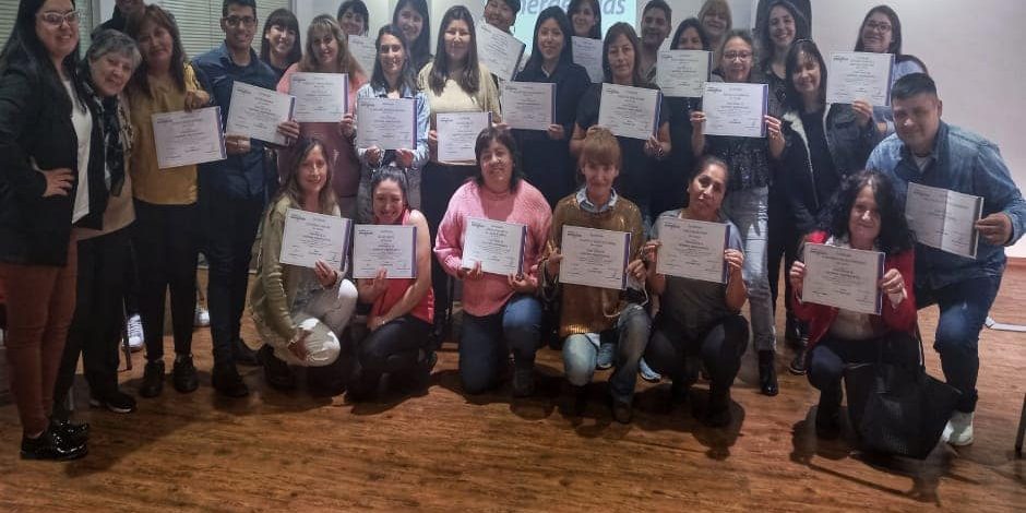 Grupo de egresados con diploma en mano