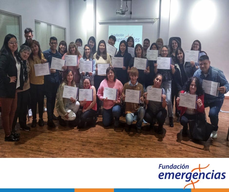 egresados Grupo de egresados con diploma en mano