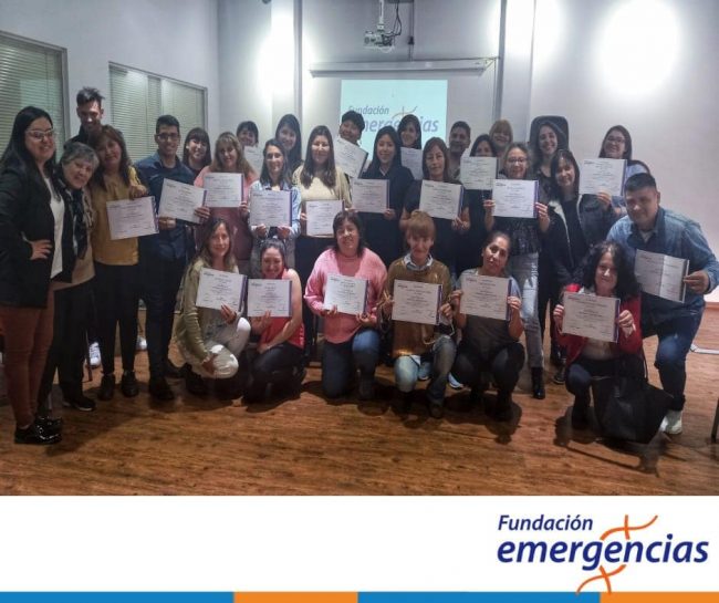 Grupo de egresados con diploma en mano