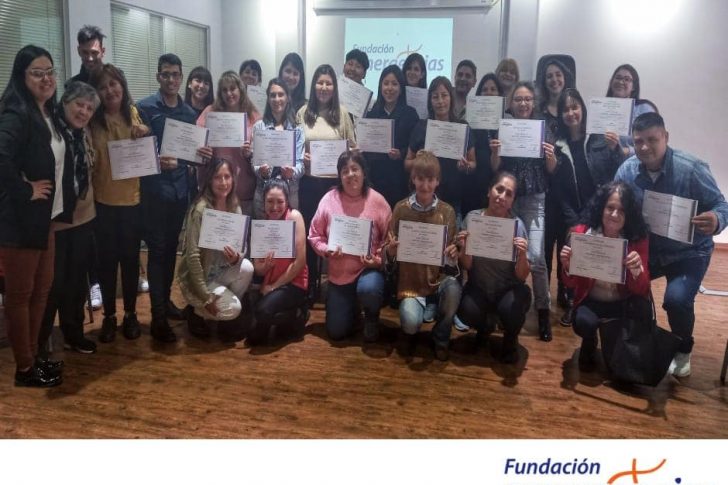 egresados Grupo de egresados con diploma en mano